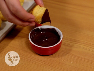 30、让世上没有难做的泡芙,都填充好馅后，可以在巧克力味的泡芙表面额外沾一点融化好的巧克力