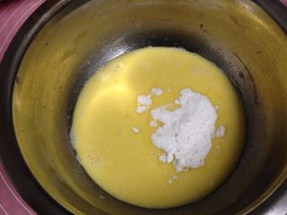 4、牛奶小饼干,加入糖粉搅至融化