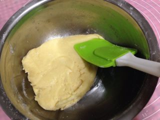 8、牛奶小饼干,用刮刀翻拌均匀无颗粒
