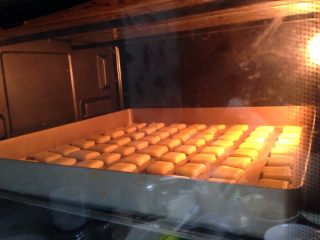 14、牛奶小饼干,送入预热好的180度的烤箱，中层、上下火，烤15分钟左右即可（表面微黄即可）