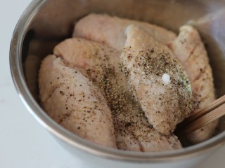 3、柠檬黑胡椒烤鸡翅,黑胡椒粒研磨成黑胡椒碎，与食盐，柠檬汁一起与鸡翅拌均匀。（味好美有带研磨瓶的那种黑胡椒粒，很方便）