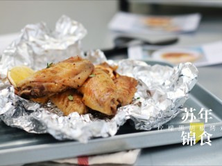 11、柠檬黑胡椒烤鸡翅,因为柠檬在烤的过程中还会有汁水渗出，又包着锡纸，所以成品肉质很嫩。另外，这款烤箱自带的烤盘很好看呀，拍照时用来做道具也是不错的选择~