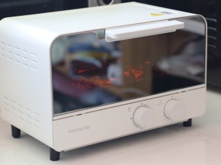 10、柠檬黑胡椒烤鸡翅,预热好的烤箱，上下火同开，烤25分钟后，戴着烤箱手套取出烤盘，揭开锡纸，继续烤20分钟~就可以出炉啦！