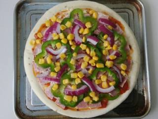 3、懒人版培根披萨,撒上洋葱丁和玉米粒