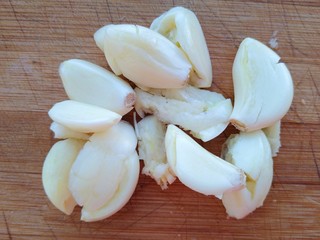 4、锡纸蒜蓉烤金针菇,大蒜拍一下去皮