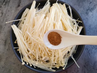 6、锡纸蒜蓉烤金针菇,金针菇中加入半勺椒盐