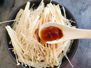 8、锡纸蒜蓉烤金针菇,半勺耗油