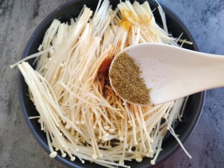 10、锡纸蒜蓉烤金针菇,半勺孜然粉
