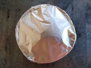 14、锡纸蒜蓉烤金针菇,盖上锡纸，烤箱上下200°预热