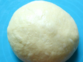 4、海苔肉松面包卷,取出发酵好的面团，用手按压排气，盖上保鲜膜松弛15分钟