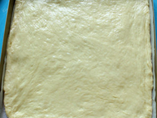 5、海苔肉松面包卷,用擀面杖擀成烤盘大小的长方形