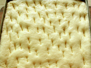 6、海苔肉松面包卷,放在温暖湿润的地方（36-38度，85%的湿度）处进行第二次次发酵，直到面包体积膨胀至2倍大为止。再用叉子叉一些小洞，防止面团在烘烤时鼓起来