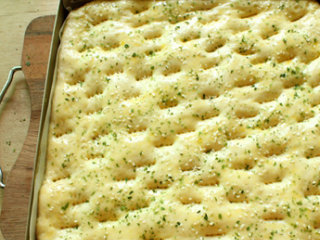 7、海苔肉松面包卷,刷上鸡蛋液，撒上海苔和芝麻