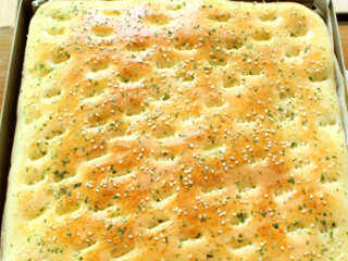 8、海苔肉松面包卷,烤箱预热185度，烤盘置于中层，烘烤15分钟至表面金黄色，用手按压表皮能立刻回弹就说明烤好了