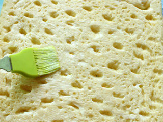 9、海苔肉松面包卷,将面饼背面用刀浅浅地割几道刀口，抹上沙拉酱