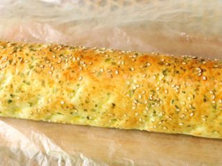 11、海苔肉松面包卷,用刀将面包卷切成几段