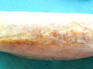 10、海苔肉松面包卷,放一会微温后把面饼卷起来定型一会后去掉烤纸（我后来居然忘记了这个面包卷，一直放到第二天傍晚回家才想起来，还好天气不热，不过嵌在面包里面的海苔颜色已经变得很淡，当天吃的花海苔颜色是很鲜绿的