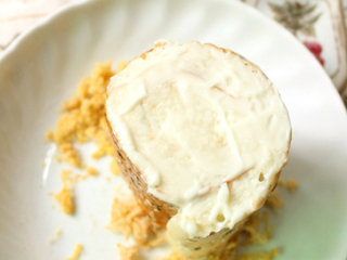 12、海苔肉松面包卷,面包两端抹上沙拉酱