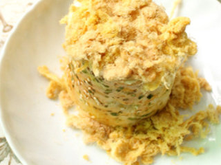 13、海苔肉松面包卷,再将两端均匀的蘸上肉松即可