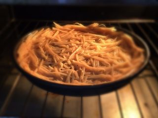 4、土豆丝培根披萨,送入事先预热好的烤箱中层，上下火190度10分钟。