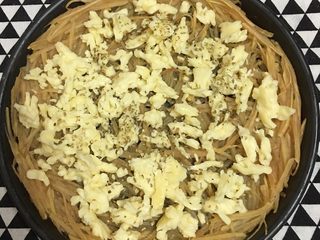 6、土豆丝培根披萨,从烤箱取出土豆丝饼底，铺入马苏里拉，撒上披萨草。