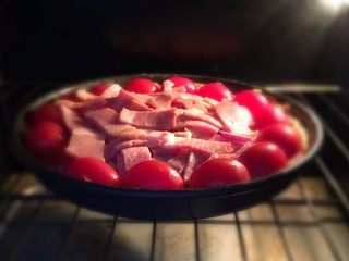 8、土豆丝培根披萨,送入烤箱中层，上下火200度10分钟。