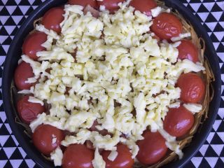 9、土豆丝培根披萨,烤好后取出铺上多多的马苏里拉。