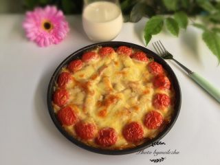 11、土豆丝培根披萨,出炉后趁热食用，非常美味哦。