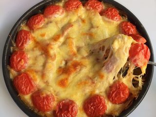 12、土豆丝培根披萨,看看这拉丝的效果，让人食欲大增。