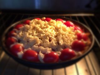 10、土豆丝培根披萨,再送入烤箱中层，上下火200度10分钟。