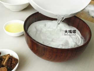 3、Q萌红糖冰皮月丨大嘴螺,倒入80g温开水，冷水达不到让粉末成型的效果（温水和冰皮月饼粉的比例是1:2.5）