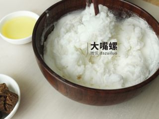 4、Q萌红糖冰皮月丨大嘴螺,用筷子搅拌一下