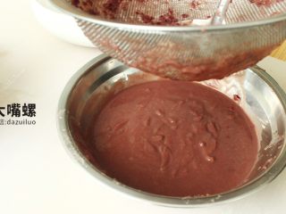 10、Q萌红糖冰皮月丨大嘴螺,将软烂的红豆用勺子压碎，加入适量水，用滤网将纯正的红豆原汁过滤到碗中，这样还能将多余的红豆皮一同过滤出去，最后制成的红豆沙的口感就会更加的柔