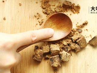 11、Q萌红糖冰皮月丨大嘴螺,又见土方子三只咸鱼红糖，这次小编用的是纯正原味红糖，压碎即可