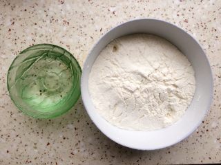 1、北方正宗老面画卷,面粉里加入老面，清水分次倒入面粉里；