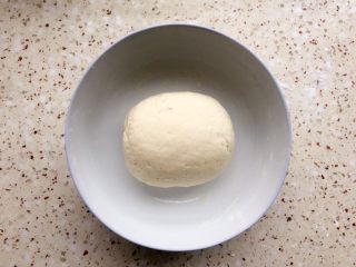 3、北方正宗老面画卷,和成比较硬的面团；只要成团就可以；