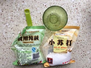 5、北方正宗老面画卷,准备小苏打，碱、10-15g温水、小量勺1个；
