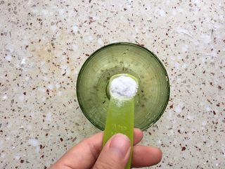 6、北方正宗老面画卷,放一勺小苏打、1小勺碱又5/1小勺放入装有温水碗里；