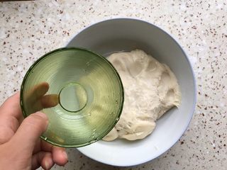 8、北方正宗老面画卷,倒入发酵好的面团里；