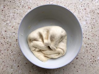 9、北方正宗老面画卷,开始揉均匀；