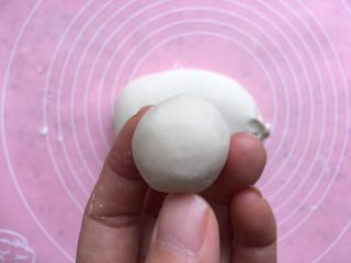 10、北方正宗老面画卷,碱水要充分揉均匀，期间可以适量加入干粉，只要不粘手就可以，不可过多加干粉；揉好以后，取一小团；