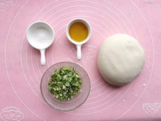 13、北方正宗老面画卷,准备1小勺盐、少量油、适量葱花；