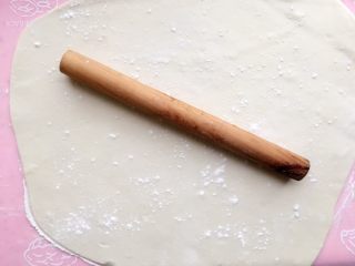 14、北方正宗老面画卷,揉好的老面用擀面杖擀薄或是手摊开也可以；