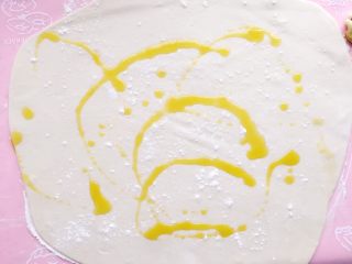 15、北方正宗老面画卷,撒入盐、色拉油；