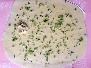 17、北方正宗老面画卷,最后撒入葱花；