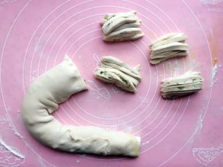 19、北方正宗老面画卷,切成条状；