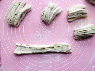 20、北方正宗老面画卷,取一小团拉长；