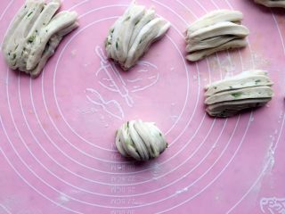 22、北方正宗老面画卷,最后做成画卷的样子，接口朝下；