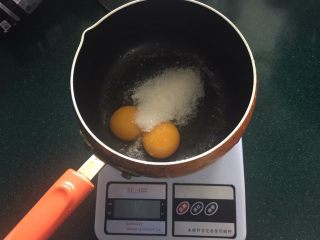2、懒人冰淇淋,蛋黄蛋白分离，我们只需要用蛋黄，加糖