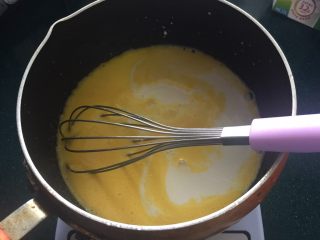 4、懒人冰淇淋,倒入牛奶，牛奶冷藏